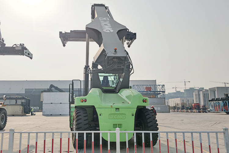 XCMG 45 Ton Reach Stacker for 20ft 40ft Container Handling - Port equipment: picture 3 XCMG 45 Ton Reach Stacker for 20ft 40ft Container Handling - Port equipment: picture 3