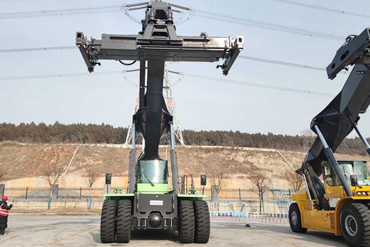 XCMG 45 Ton Reach Stacker for 20ft 40ft Container Handling - Port equipment: picture 1 XCMG 45 Ton Reach Stacker for 20ft 40ft Container Handling - Port equipment: picture 1