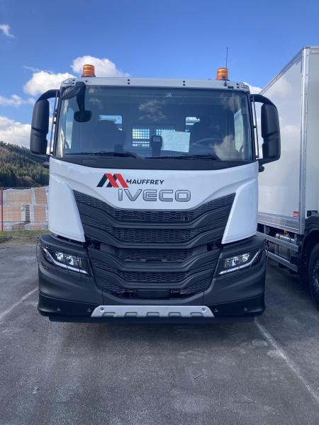 Iveco X-WAY 360 - Skip loader truck: picture 1 Iveco X-WAY 360 - Skip loader truck: picture 1