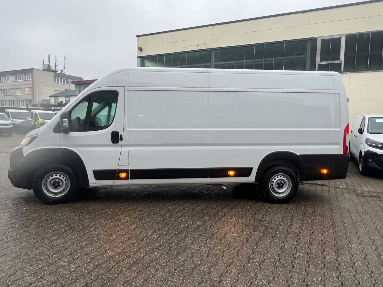 Opel Kasten 3,5 L4 H2 PS 180 Automatik+AHK Kasten 3,5 L4 H2 PS 180 Automatik+AHK - Closed box van: picture 4 Opel Kasten 3,5 L4 H2 PS 180 Automatik+AHK Kasten 3,5 L4 H2 PS 180 Automatik+AHK - Closed box van: picture 4