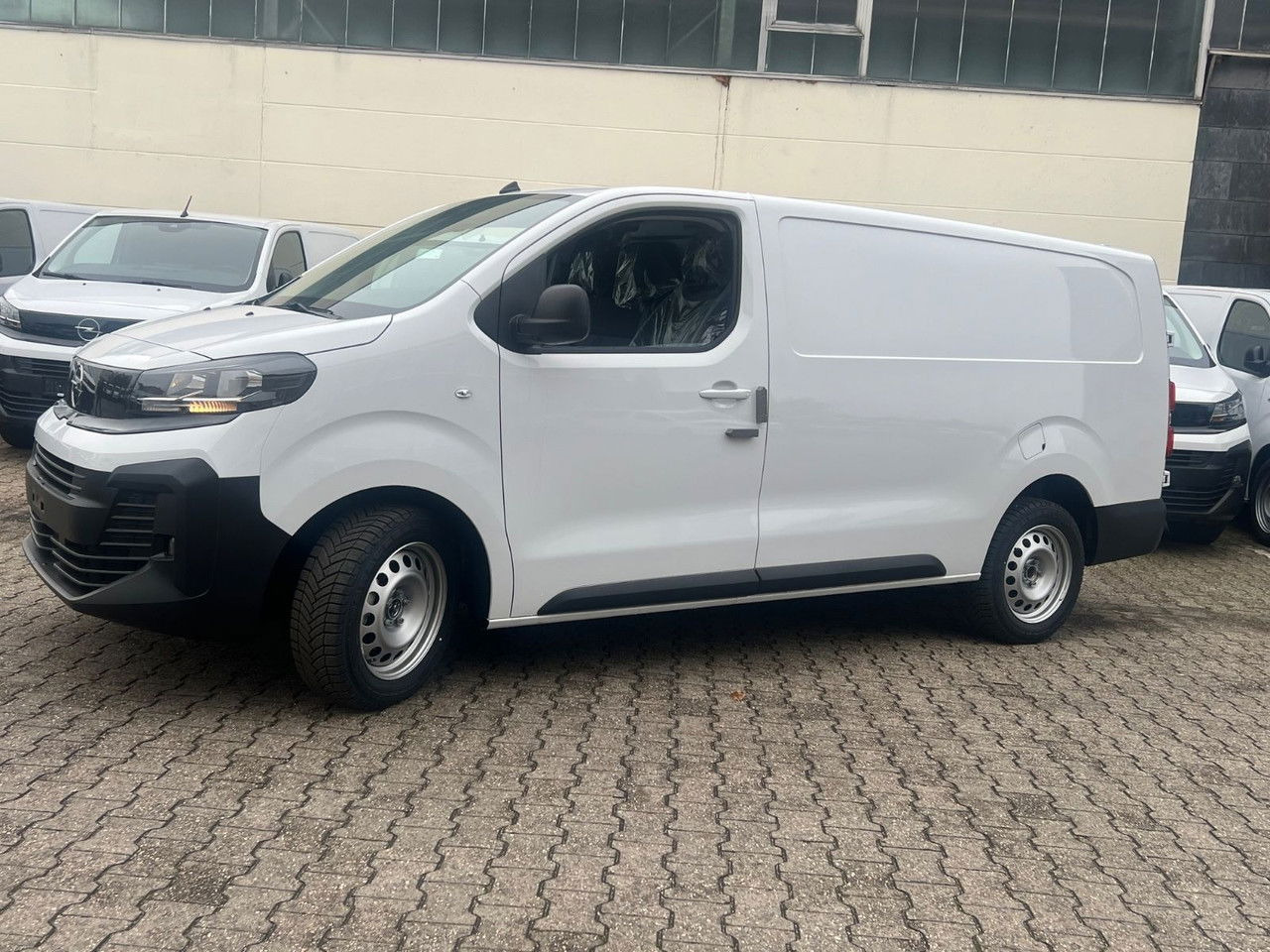 Opel Vivaro L3 H1 144 PS Automatik Holzboden+AHK+Rück - Panel van: picture 5 Opel Vivaro L3 H1 144 PS Automatik Holzboden+AHK+Rück - Panel van: picture 5