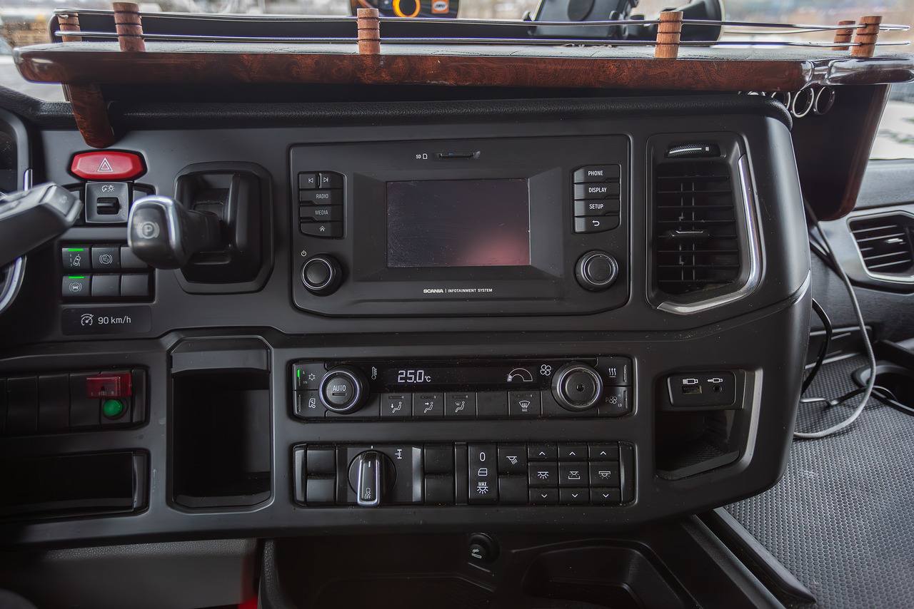 Tractor unit SCANIA R450: picture 17