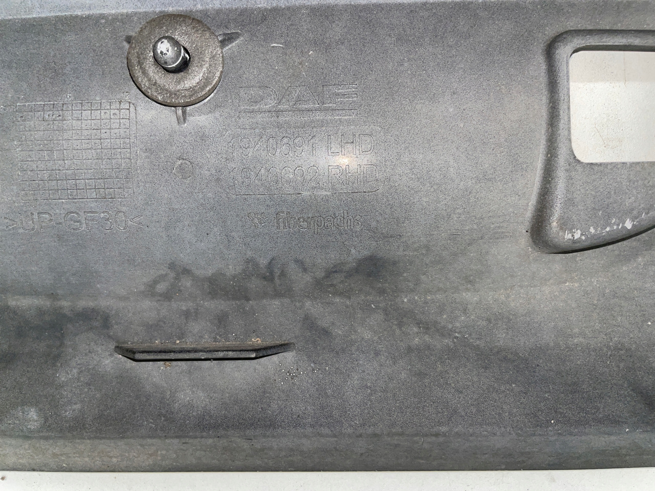 PODSZYBIE DAF MASKOWNICA OSŁONA DAF XF EURO 6 1940691 - Windscreen for Truck: picture 4 PODSZYBIE DAF MASKOWNICA OSŁONA DAF XF EURO 6 1940691 - Windscreen for Truck: picture 4