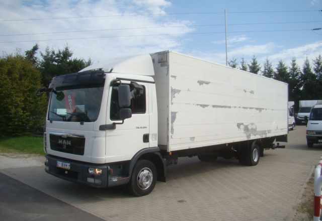 MAN TGL 12-220 8.10M KLIMA WINDA 2000KG - Box truck: picture 2 MAN TGL 12-220 8.10M KLIMA WINDA 2000KG - Box truck: picture 2