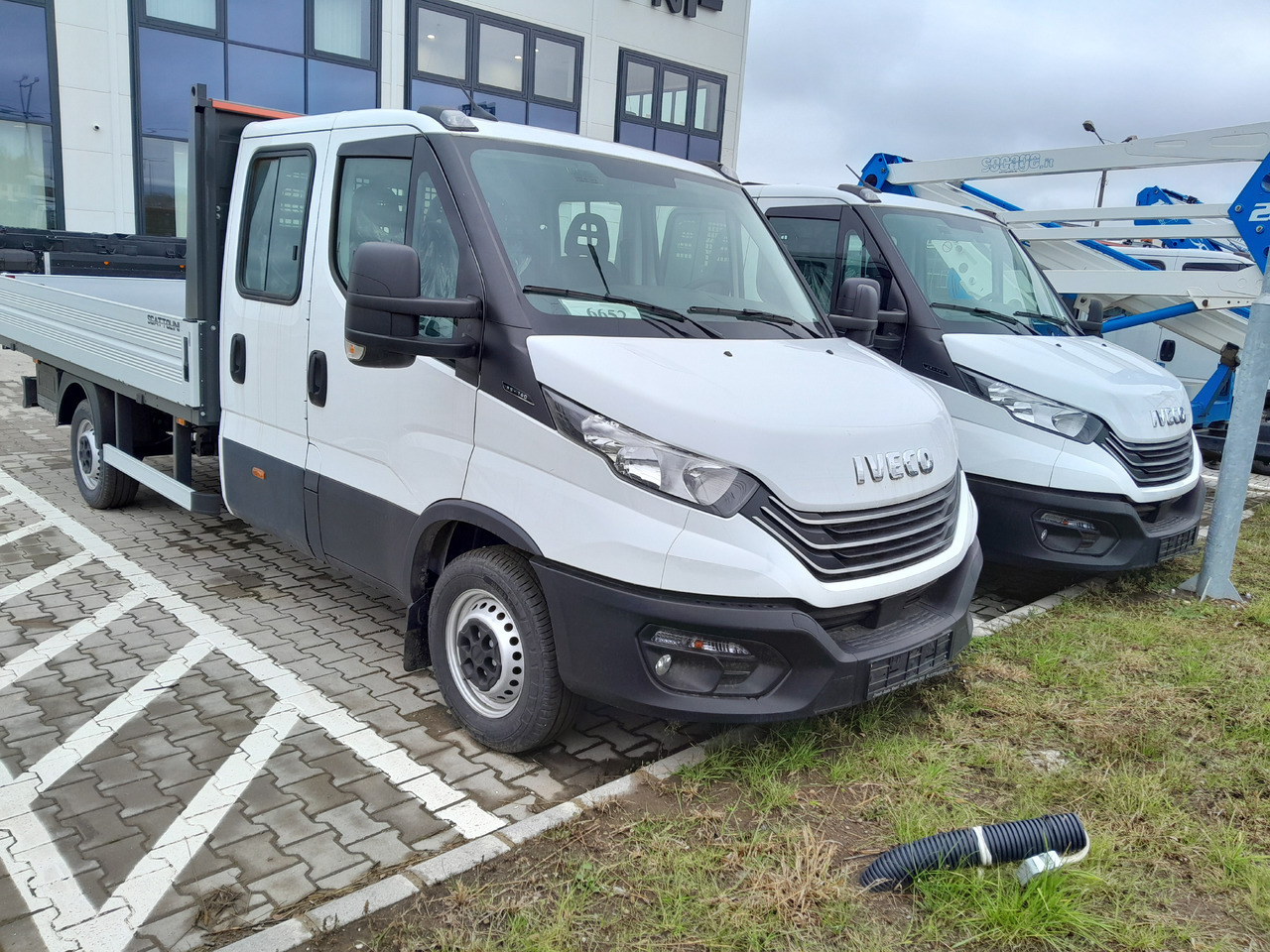 IVECO Brand New Iveco Daily 35S14 H 3750 Flatbed – 7-Seater Crew Cab - Open body delivery van, Combi van: picture 1 IVECO Brand New Iveco Daily 35S14 H 3750 Flatbed – 7-Seater Crew Cab - Open body delivery van, Combi van: picture 1
