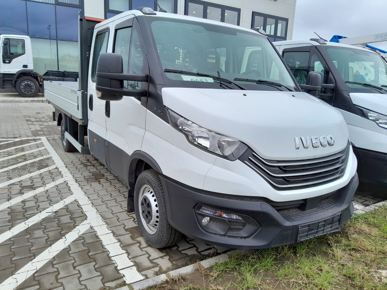IVECO Brand New Iveco Daily 35S14 H 3750 Flatbed – 7-Seater Crew Cab - Open body delivery van, Combi van: picture 3 IVECO Brand New Iveco Daily 35S14 H 3750 Flatbed – 7-Seater Crew Cab - Open body delivery van, Combi van: picture 3