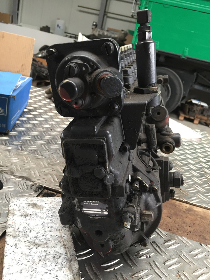 ---Gebrauchte Einspritzpumpe MAN, 5 Zylinder, Bosch - Nr. : 0402 735 805, MAN 51.11103 - 7202 - Fuel pump for Truck: picture 4 ---Gebrauchte Einspritzpumpe MAN, 5 Zylinder, Bosch - Nr. : 0402 735 805, MAN 51.11103 - 7202 - Fuel pump for Truck: picture 4