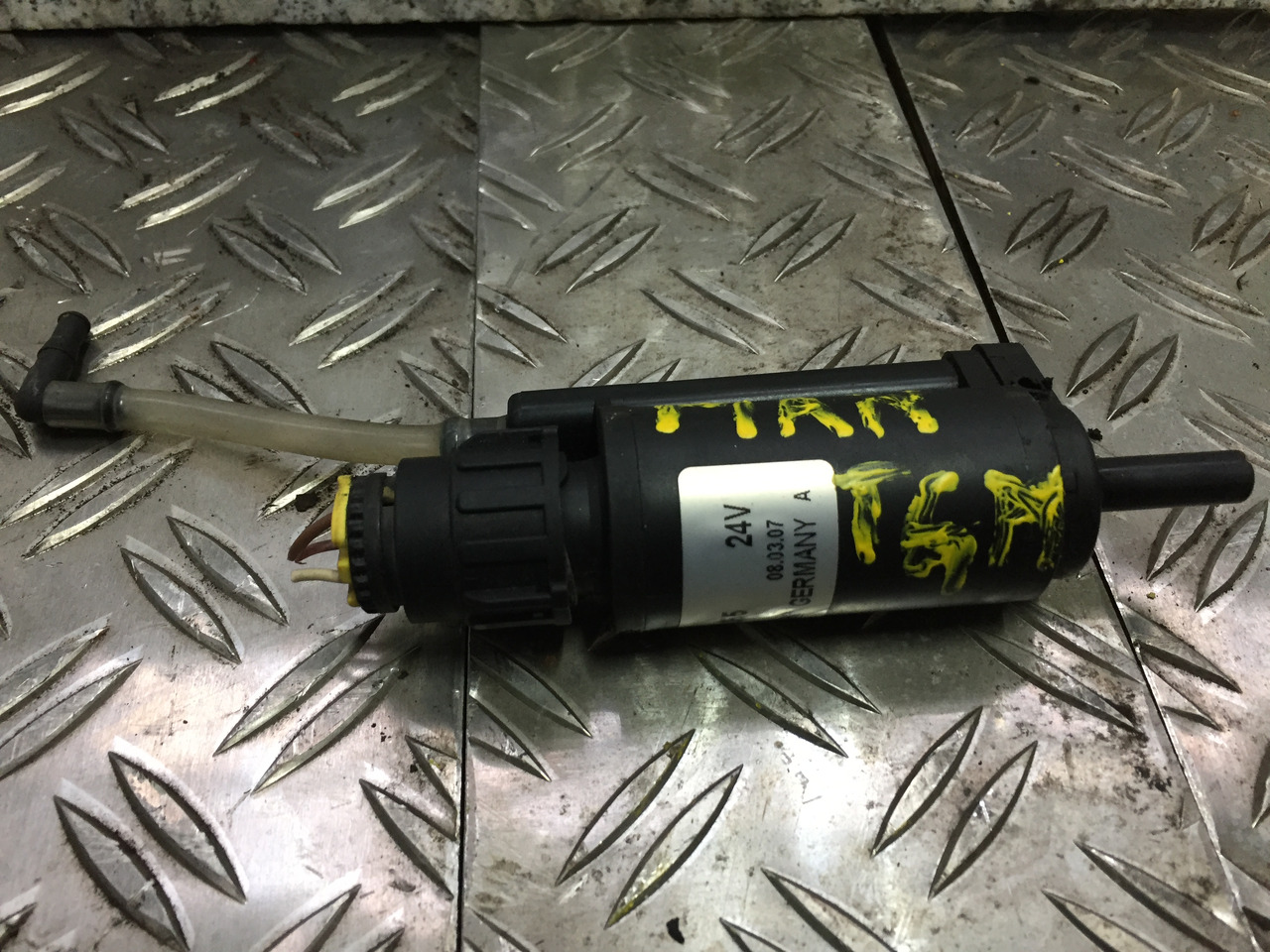 Gebrauchter Scheibenwaschmotor MAN TGM 15.280, Artikel - Nr.: 81.26485-6033 - Windscreen for Truck: picture 1 Gebrauchter Scheibenwaschmotor MAN TGM 15.280, Artikel - Nr.: 81.26485-6033 - Windscreen for Truck: picture 1