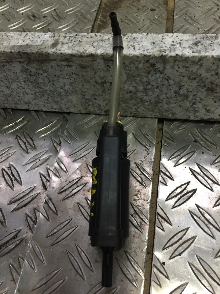 Gebrauchter Scheibenwaschmotor MAN TGM 15.280, Artikel - Nr.: 81.26485-6033 - Windscreen for Truck: picture 2 Gebrauchter Scheibenwaschmotor MAN TGM 15.280, Artikel - Nr.: 81.26485-6033 - Windscreen for Truck: picture 2