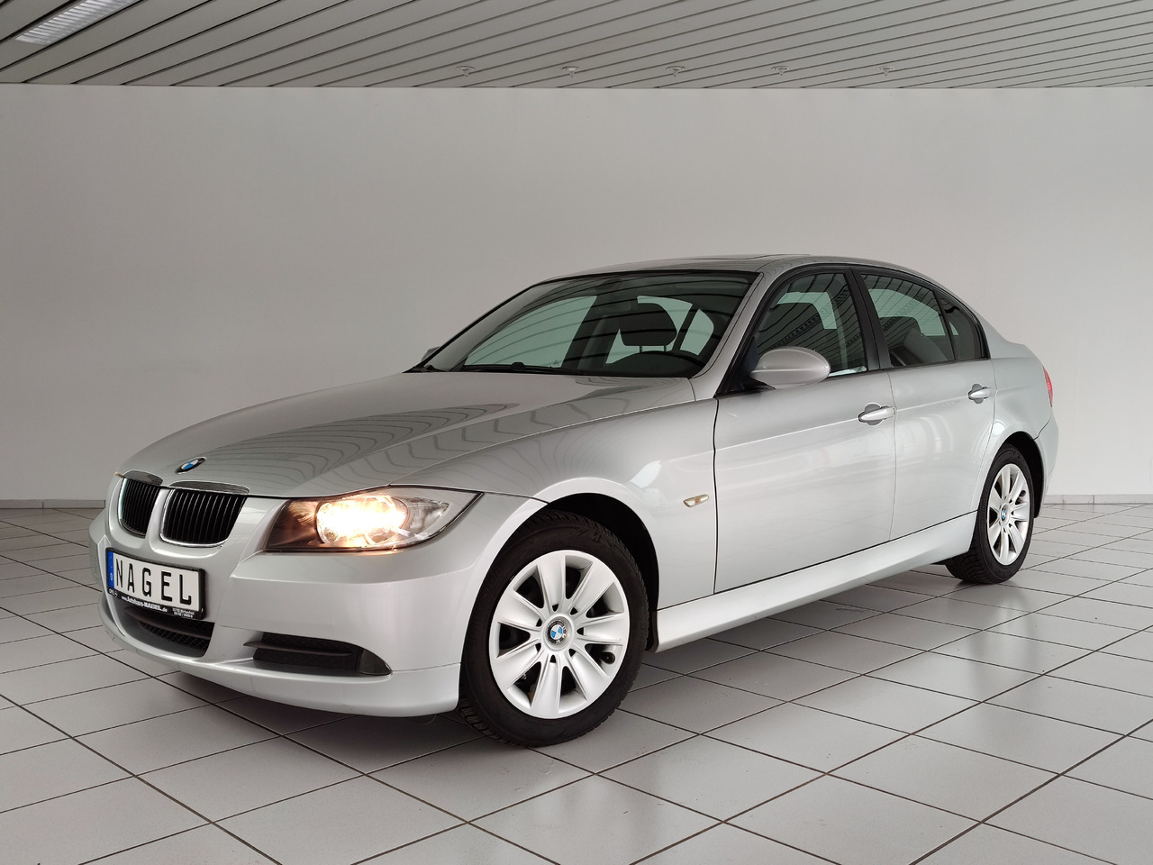 BMW 320i Audiosystem Professional, Automatik, PDC, Licht-Paket - Sedan: picture 1 BMW 320i Audiosystem Professional, Automatik, PDC, Licht-Paket - Sedan: picture 1