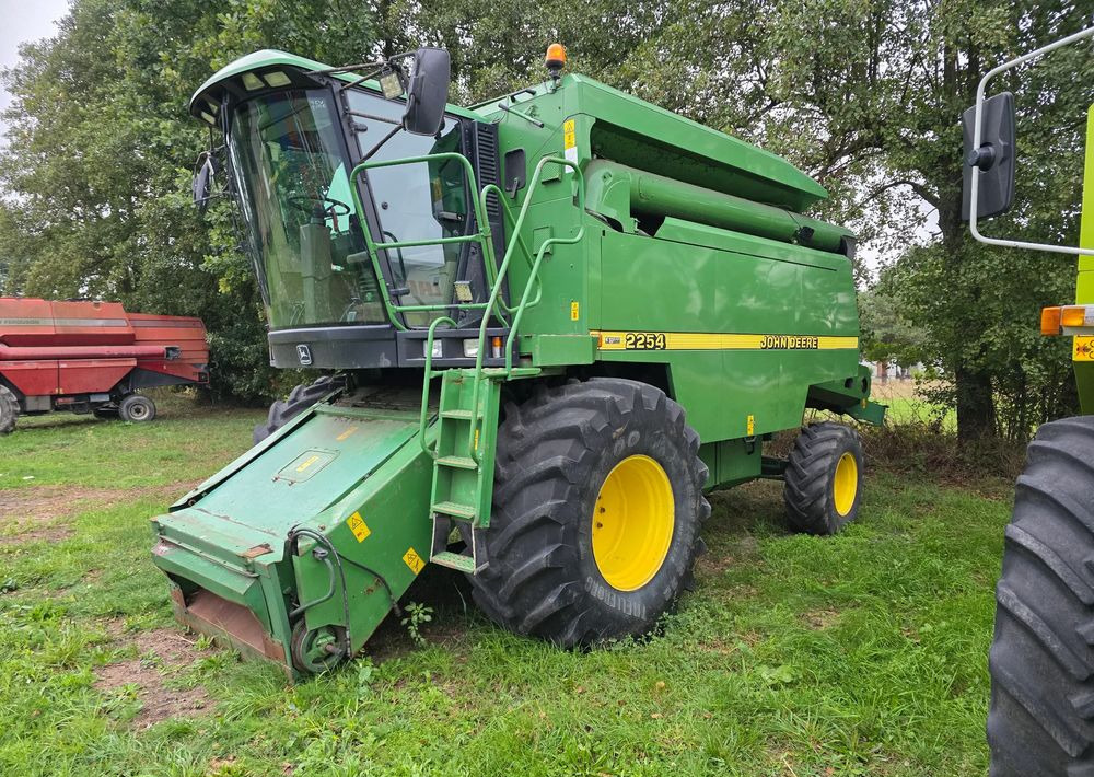 John Deere 2254 - Combine harvester: picture 2 John Deere 2254 - Combine harvester: picture 2