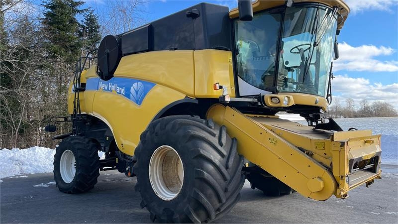New Holland CX8070 - Combine harvester: picture 2 New Holland CX8070 - Combine harvester: picture 2