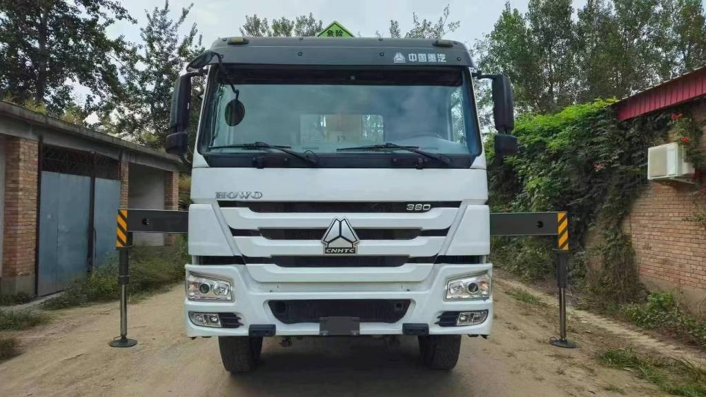 Howo 371 375 380 - Crane truck: picture 2 Howo 371 375 380 - Crane truck: picture 2