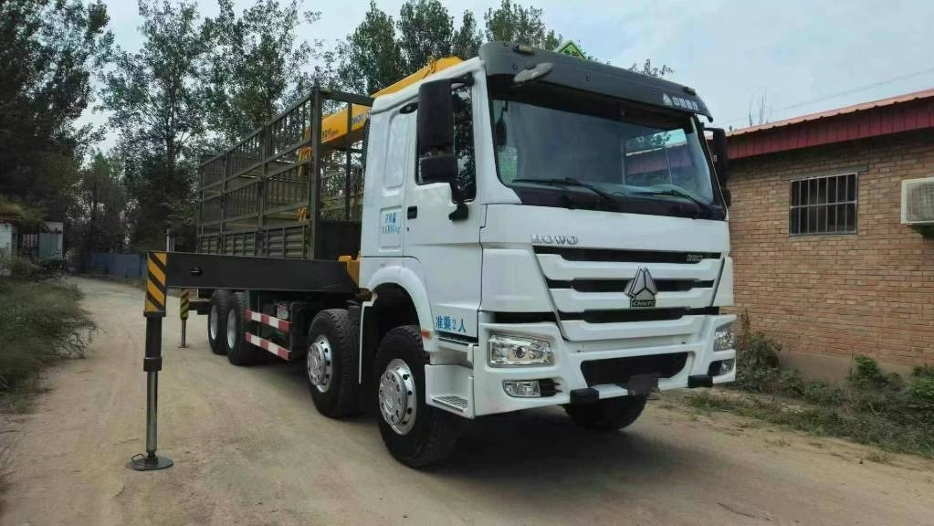 Howo 371 375 380 - Crane truck: picture 1 Howo 371 375 380 - Crane truck: picture 1