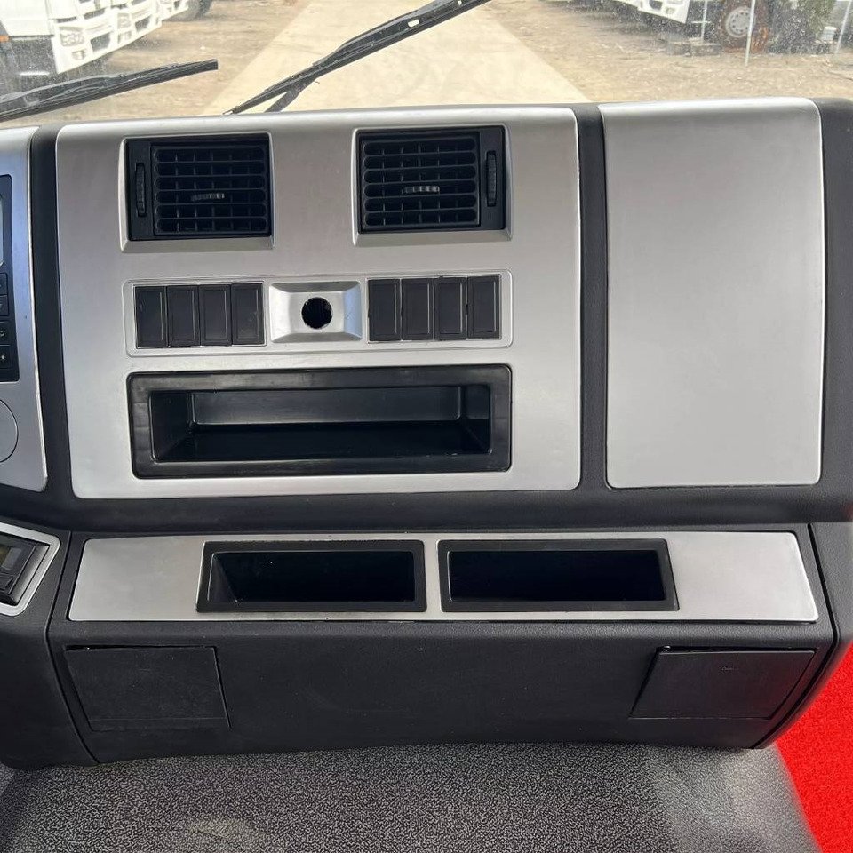 Tractor unit Shacman F3000 6x4: picture 7