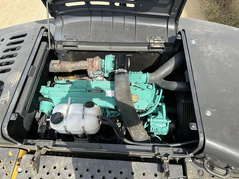 Crawler excavator Volvo EC240D: picture 6