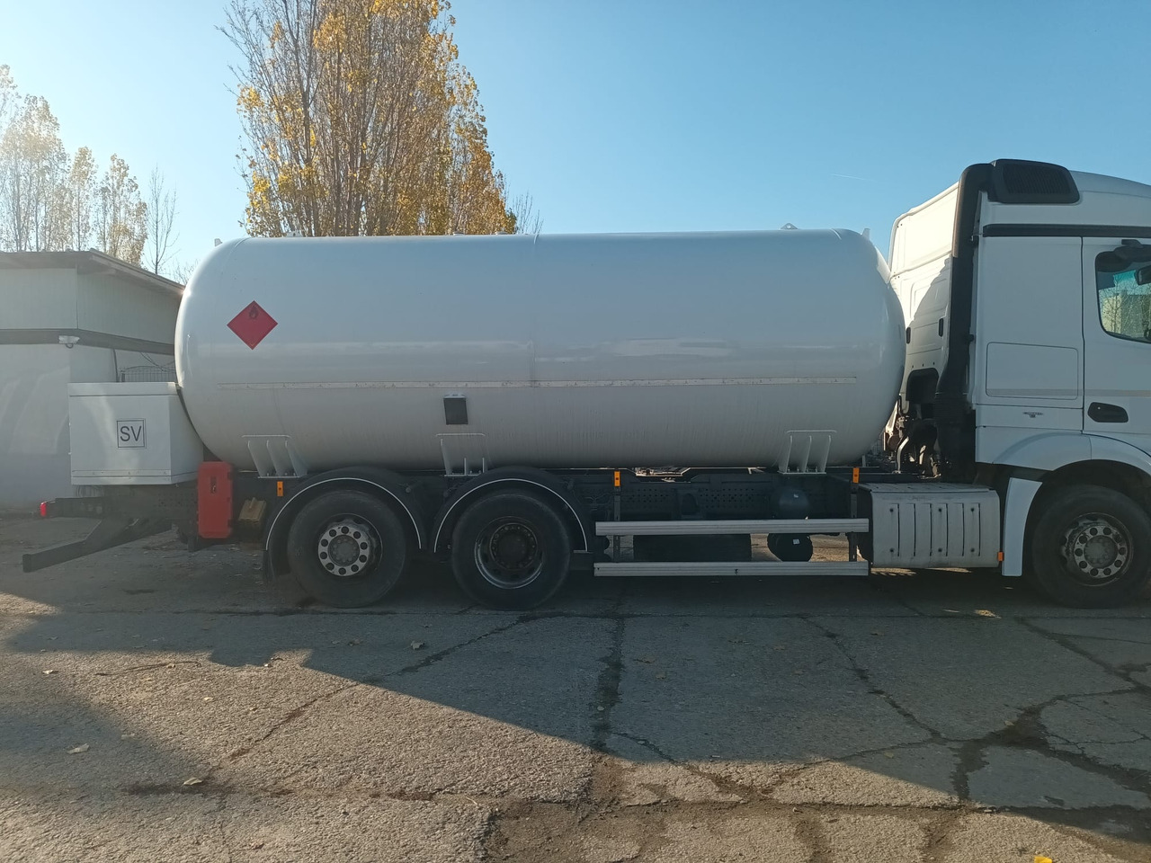 MERCEDES-BENZ Actros 2542 LPG Tanker 6x2 - Tanker truck: picture 4 MERCEDES-BENZ Actros 2542 LPG Tanker 6x2 - Tanker truck: picture 4