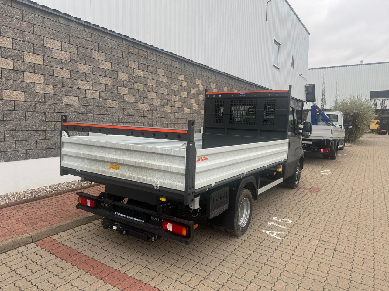 Iveco Daily 35C18 - Tipper van: picture 4 Iveco Daily 35C18 - Tipper van: picture 4