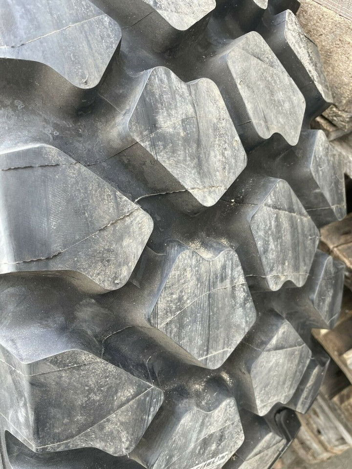 Michelin 365/85 R20 XZL - Tire for Truck: picture 2 Michelin 365/85 R20 XZL - Tire for Truck: picture 2