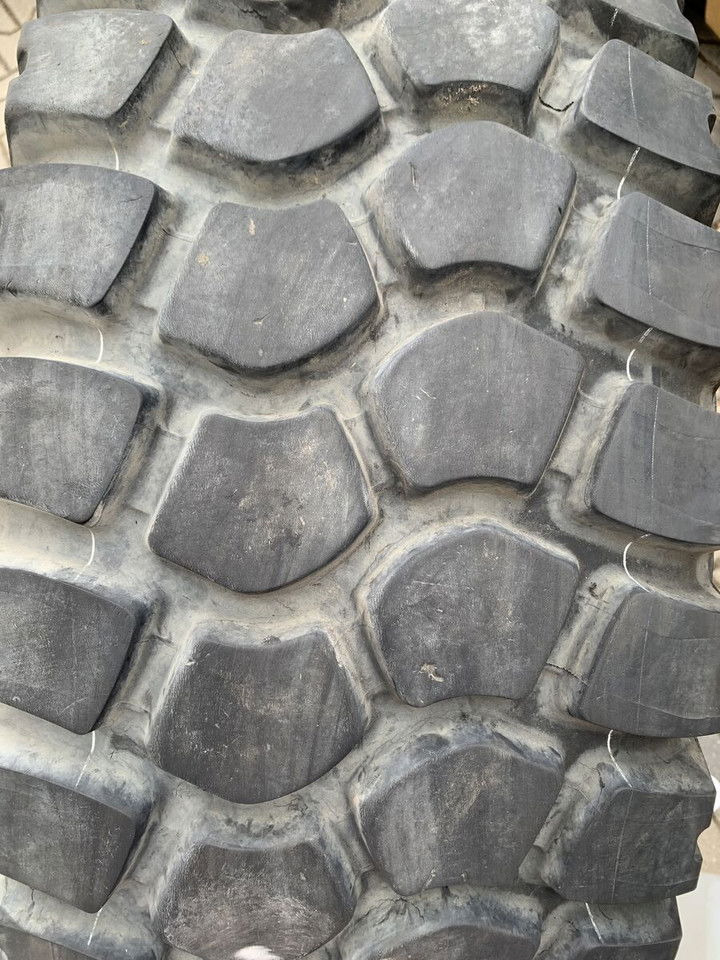 Michelin xzl 2 - Wheel and tire package for Truck: picture 3 Michelin xzl 2 - Wheel and tire package for Truck: picture 3