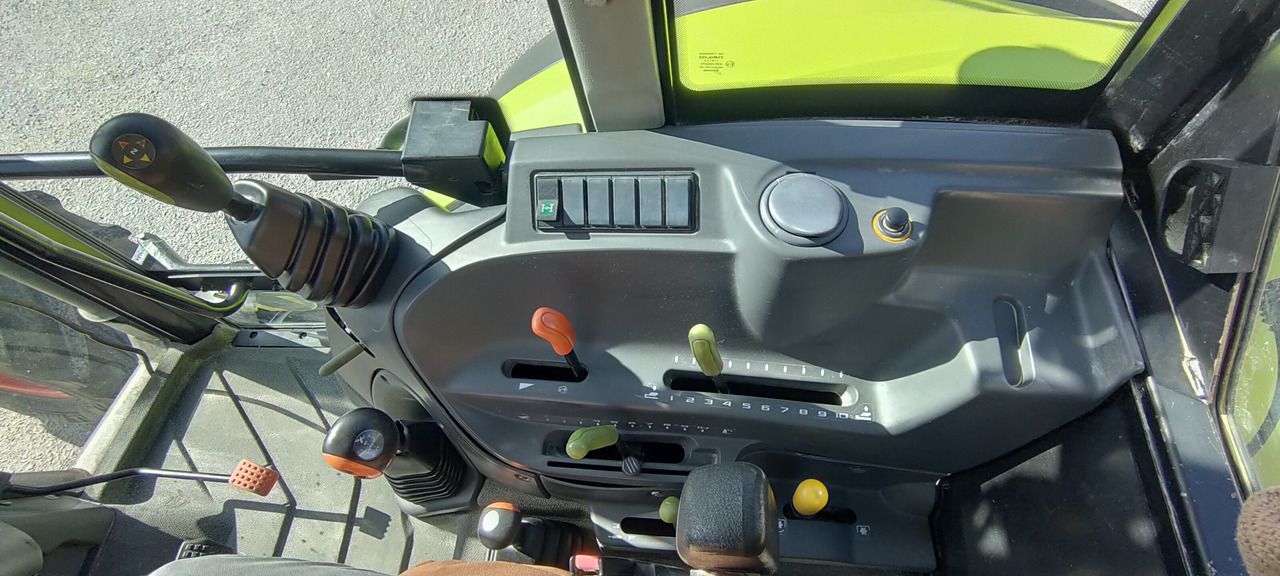 CLAAS AXOS 340 - Farm tractor: picture 5 CLAAS AXOS 340 - Farm tractor: picture 5