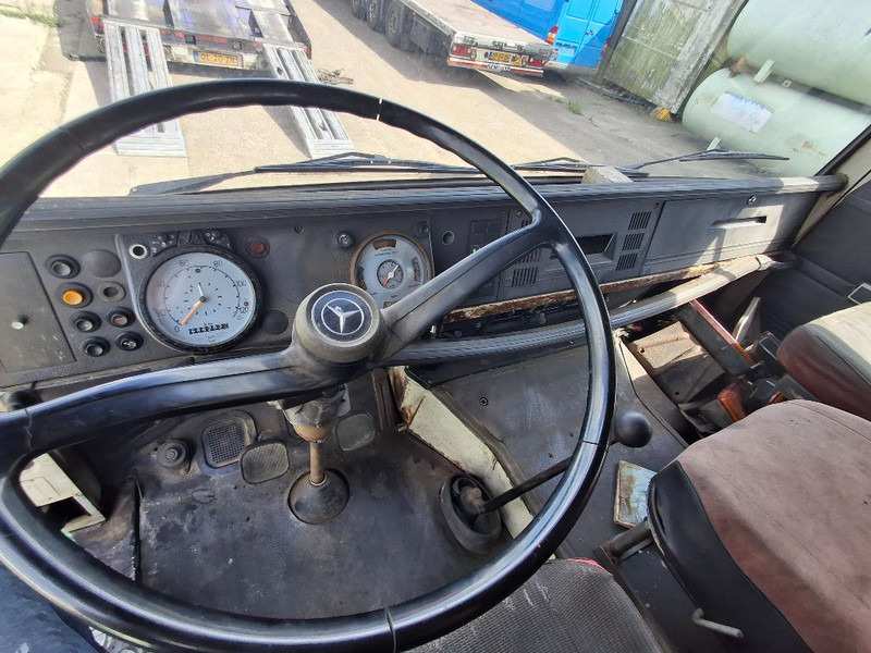 Tractor unit Mercedes-Benz 911: picture 13