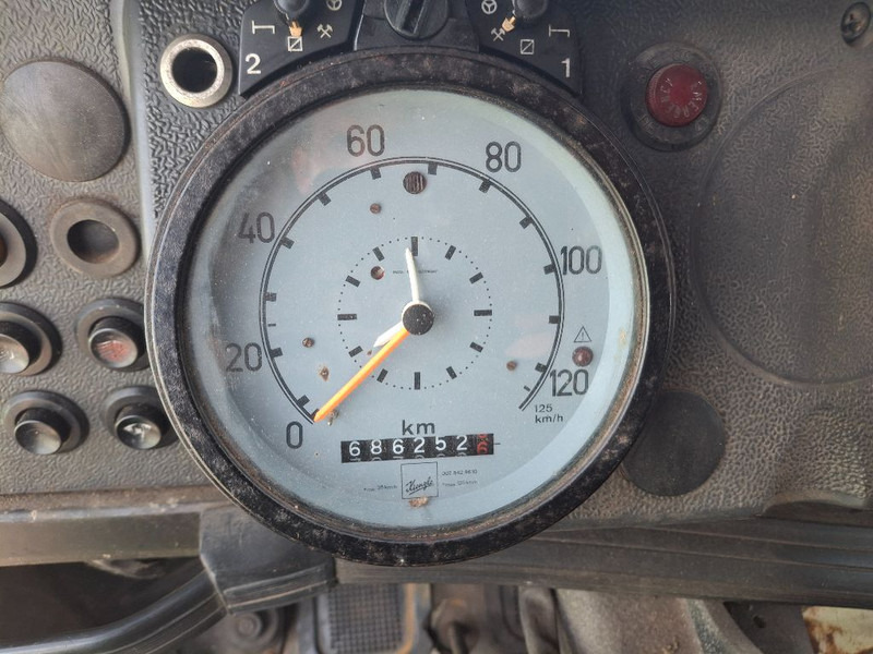 Tractor unit Mercedes-Benz 911: picture 12