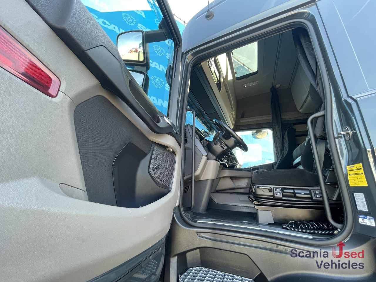 SCANIA R 460 A4x2EB RETARDER MEGA VOLUME P-AIRCO SUPER - Tractor unit: picture 2 SCANIA R 460 A4x2EB RETARDER MEGA VOLUME P-AIRCO SUPER - Tractor unit: picture 2
