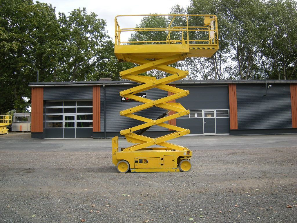 Genie GS 3246 Scherenarbeitsbühne 11,9 m - Truck mounted aerial platform: picture 1 Genie GS 3246 Scherenarbeitsbühne 11,9 m - Truck mounted aerial platform: picture 1