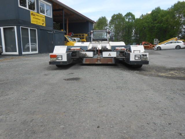 MAN AM110 Flugzeugschlepper MAN AM110 Flugzeugschlepper - Pushback tractor: picture 3 MAN AM110 Flugzeugschlepper MAN AM110 Flugzeugschlepper - Pushback tractor: picture 3