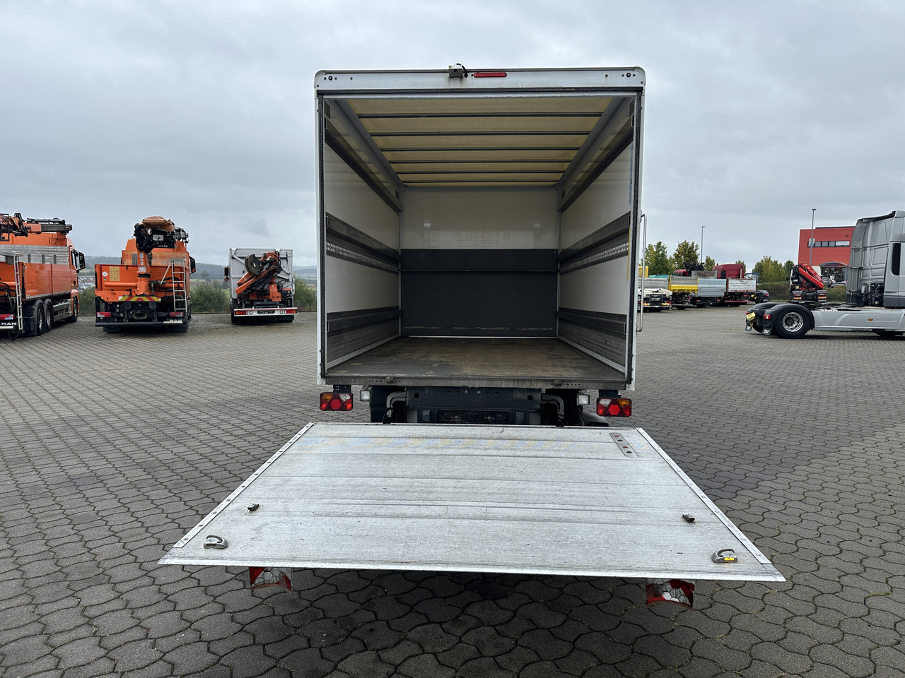 Mercedes-Benz Sprinter 319 CDI Koffer LBW RFK SH Tempomat - Closed box van: picture 4 Mercedes-Benz Sprinter 319 CDI Koffer LBW RFK SH Tempomat - Closed box van: picture 4