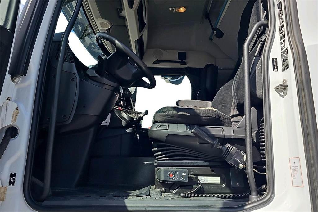 Interior photo 1: Tipper Mercedes-Benz AROCS 3758 L 8x4