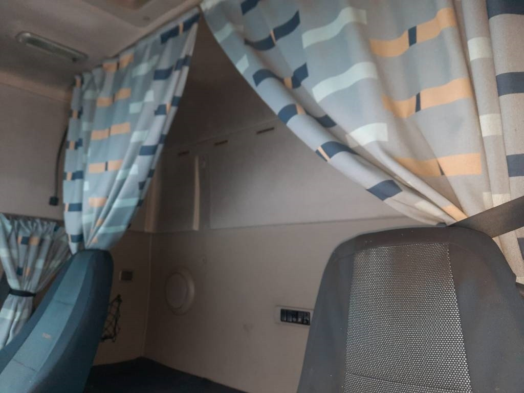 Tractor unit Volvo FM 13: picture 11