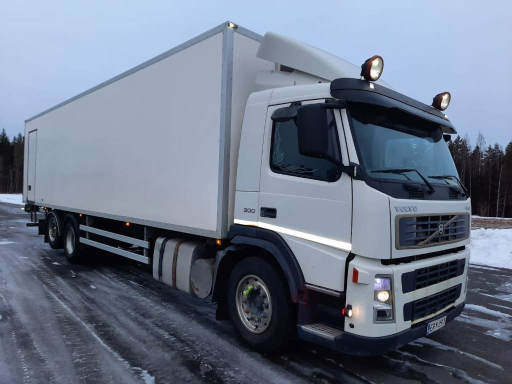 Volvo FM 9 300 - Box truck: picture 2 Volvo FM 9 300 - Box truck: picture 2