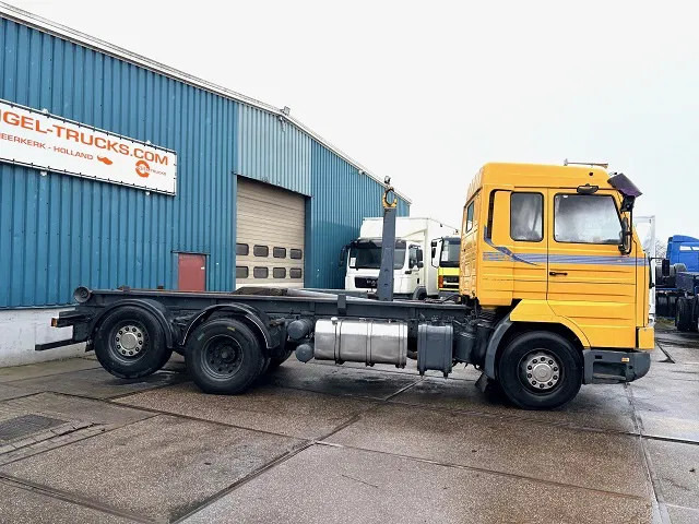 Scania R113-380 ML TOP-/STREAMLINE 6x2 HOOK-ARM (12 GEARS MANUAL GEARBOX / 8.000 KG. FRONT AXLE / LIFT-AXLE / AIRCONDITIONING / P.T.O.) - Hook lift truck: picture 4 Scania R113-380 ML TOP-/STREAMLINE 6x2 HOOK-ARM (12 GEARS MANUAL GEARBOX / 8.000 KG. FRONT AXLE / LIFT-AXLE / AIRCONDITIONING / P.T.O.) - Hook lift truck: picture 4