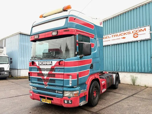Scania R164-580 V8 TOPLINE COLLECTORS ITEM!! / APK 10-2026!! (12+2 MANUAL GEARBOX / RETARDER / AIRCONDITIONING / 2x TANK / ETC.) - Tractor unit: picture 1 Scania R164-580 V8 TOPLINE COLLECTORS ITEM!! / APK 10-2026!! (12+2 MANUAL GEARBOX / RETARDER / AIRCONDITIONING / 2x TANK / ETC.) - Tractor unit: picture 1