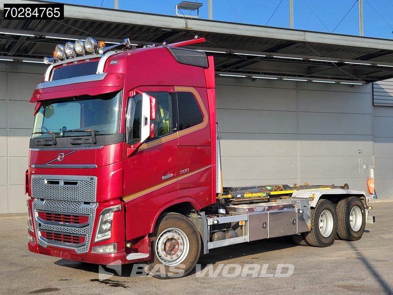 Volvo FH16 700 FH16 6X4 Full Air 20t Hook Xenon Euro 5 - Hook lift truck: picture 2 Volvo FH16 700 FH16 6X4 Full Air 20t Hook Xenon Euro 5 - Hook lift truck: picture 2