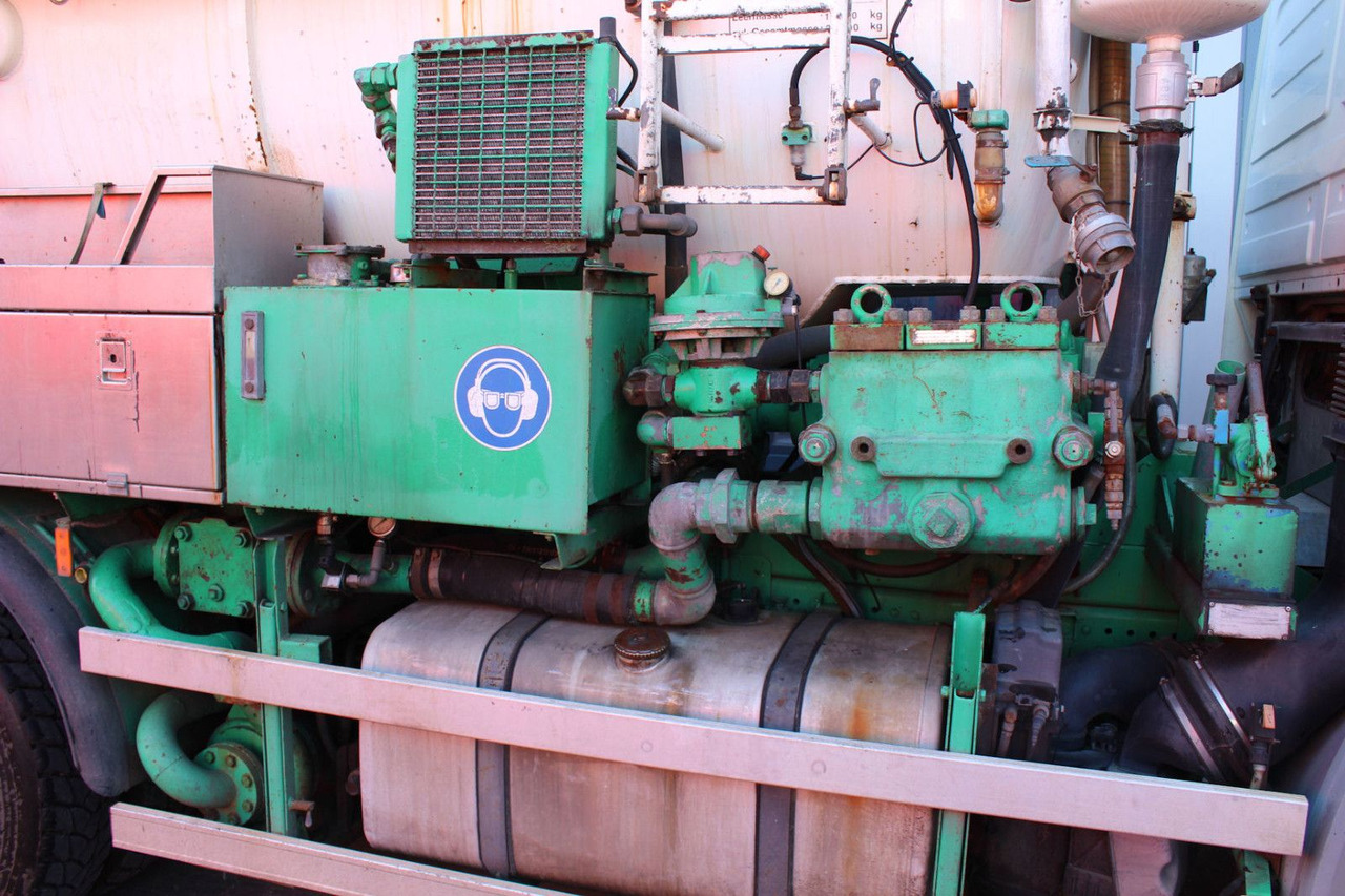 Vacuum truck Mercedes-Benz Actros 3335 6x4 Kroll 13m³ HD-Kombi ADR/GGVS V2A: picture 8