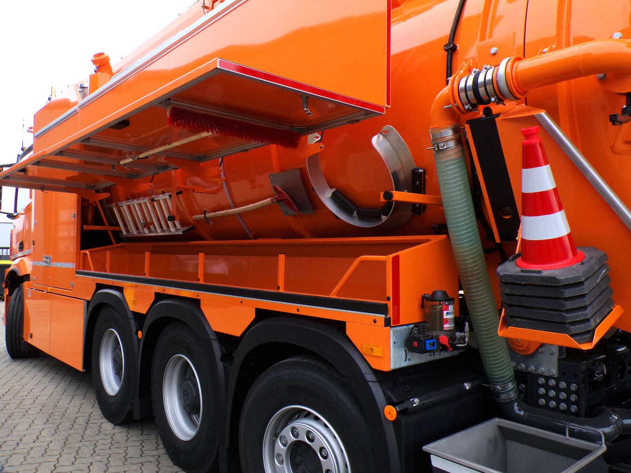 Mercedes-Benz Arocs 3551 8x4 Müller 16mCanalmaster F160EWA WRG - Vacuum truck: picture 5 Mercedes-Benz Arocs 3551 8x4 Müller 16mCanalmaster F160EWA WRG - Vacuum truck: picture 5