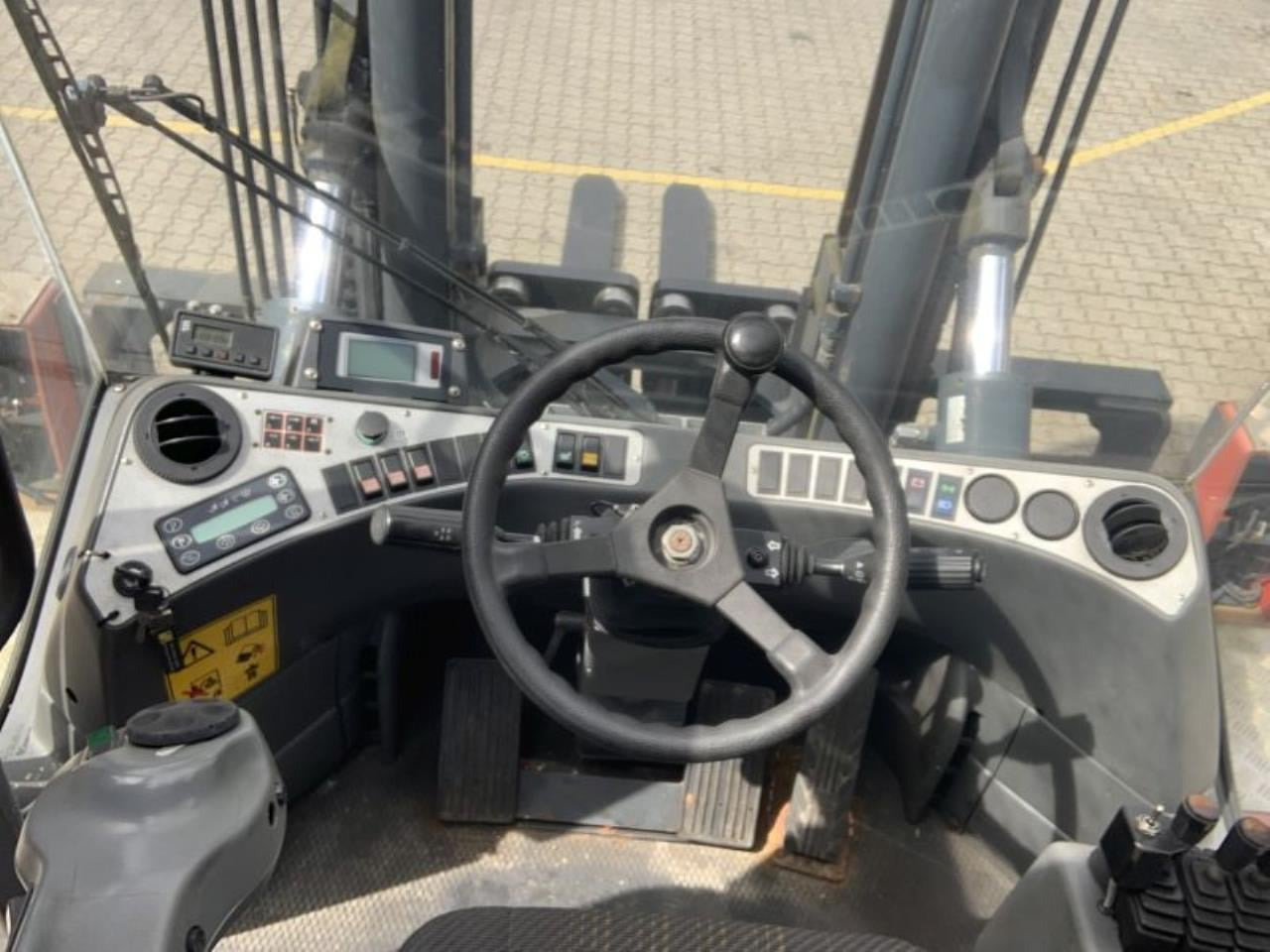 Kalmar DCE100-6 - Diesel forklift: picture 4 Kalmar DCE100-6 - Diesel forklift: picture 4