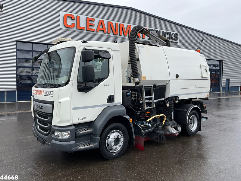 DAF FA LF 230 Euro 6 Johnston VT652 Just 87.278 km! - Road sweeper: picture 3 DAF FA LF 230 Euro 6 Johnston VT652 Just 87.278 km! - Road sweeper: picture 3
