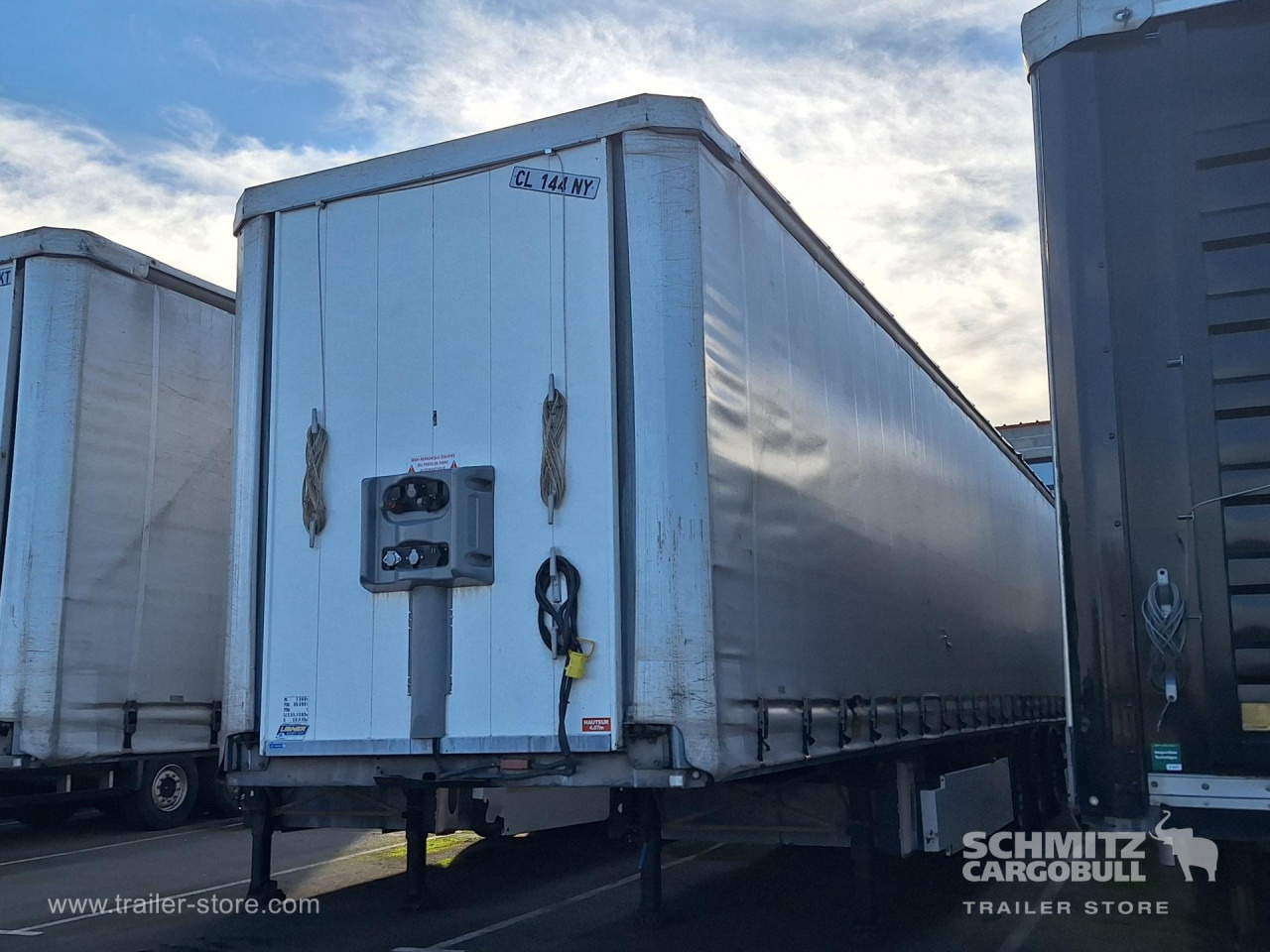 FRUEHAUF Curtainsider Standard Taillift - Curtainsider semi-trailer: picture 3 FRUEHAUF Curtainsider Standard Taillift - Curtainsider semi-trailer: picture 3