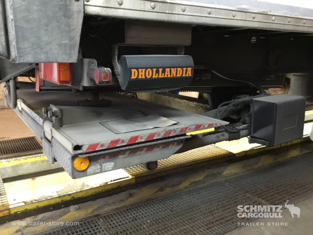 FRUEHAUF Dryfreight Standard Taillift - Closed box semi-trailer: picture 3 FRUEHAUF Dryfreight Standard Taillift - Closed box semi-trailer: picture 3