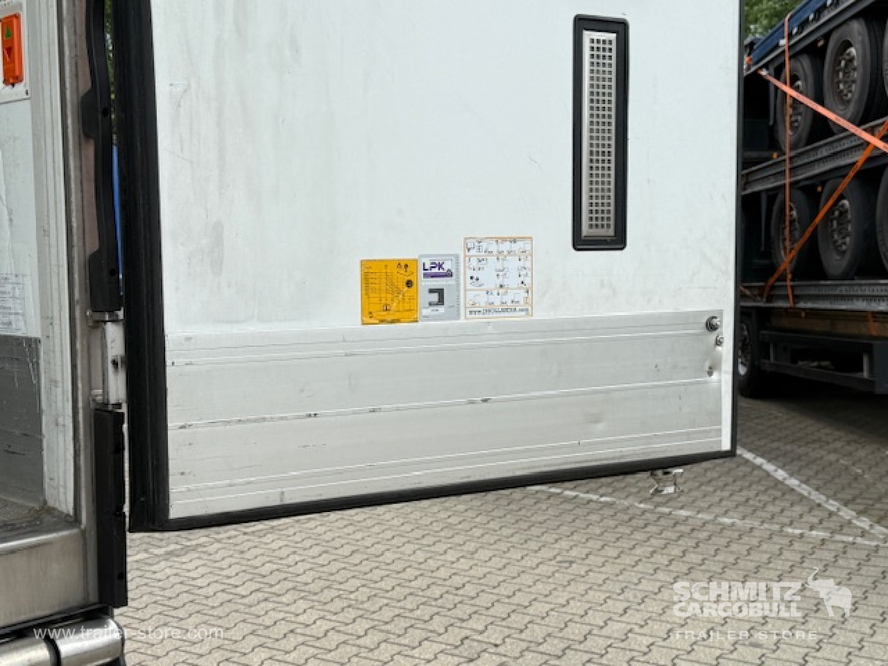 Isothermal semi-trailer SCHMITZ Oplegger Vries Multitemp Taillift: picture 15