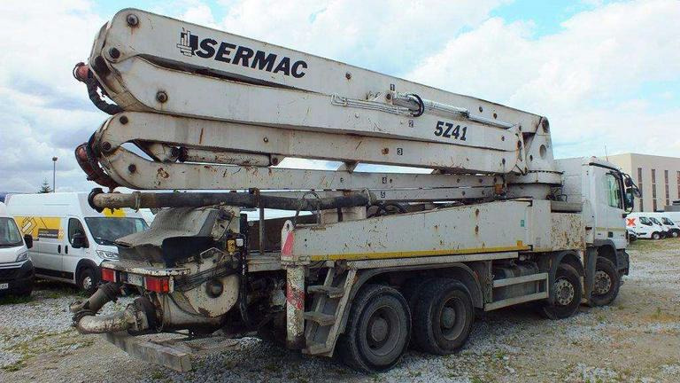 MERCEDES-BENZ 4144 8x4/4 / SERMAC 5Z41 SCL150 concrete pump / 1900 MTH / 2 steering axles - Concrete pump truck: picture 3 MERCEDES-BENZ 4144 8x4/4 / SERMAC 5Z41 SCL150 concrete pump / 1900 MTH / 2 steering axles - Concrete pump truck: picture 3