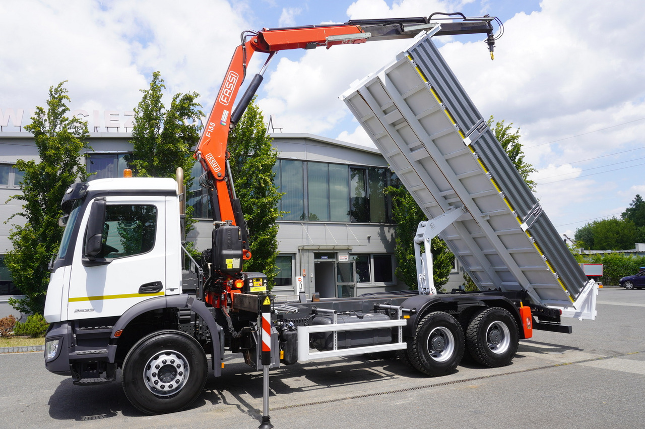 MERCEDES-BENZ AROCS 2633 6x4 / 5.5 T crane FASSI F135 / Tipper 15 EPAL - Tipper, Crane truck: picture 5 MERCEDES-BENZ AROCS 2633 6x4 / 5.5 T crane FASSI F135 / Tipper 15 EPAL - Tipper, Crane truck: picture 5