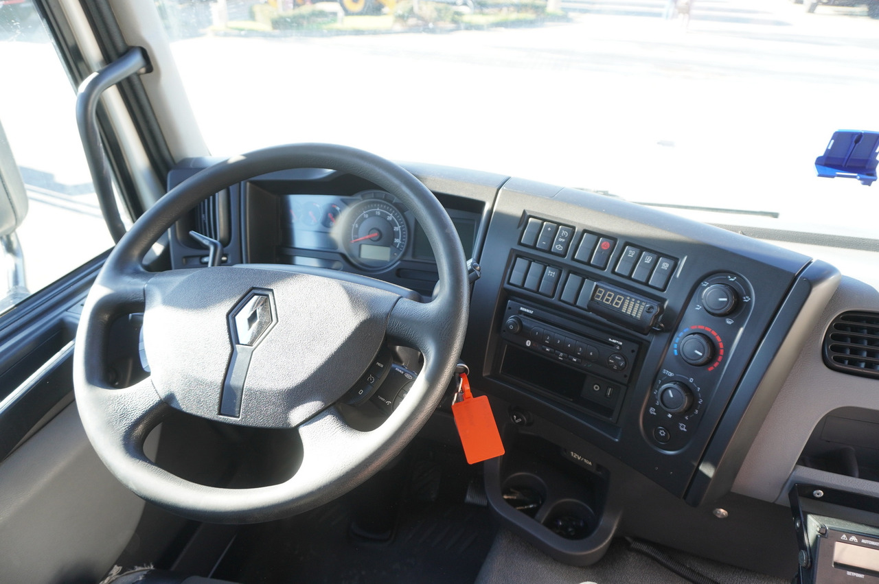 Refrigerator truck RENAULT D19 Wide 4x2 E6 / Lamberet 22 EPAL refrigerator / Multitemperature / Carrier Supra 1250 MT: picture 17 Refrigerator truck RENAULT D19 Wide 4x2 E6 / Lamberet 22 EPAL refrigerator / Multitemperature / Carrier Supra 1250 MT: picture 17