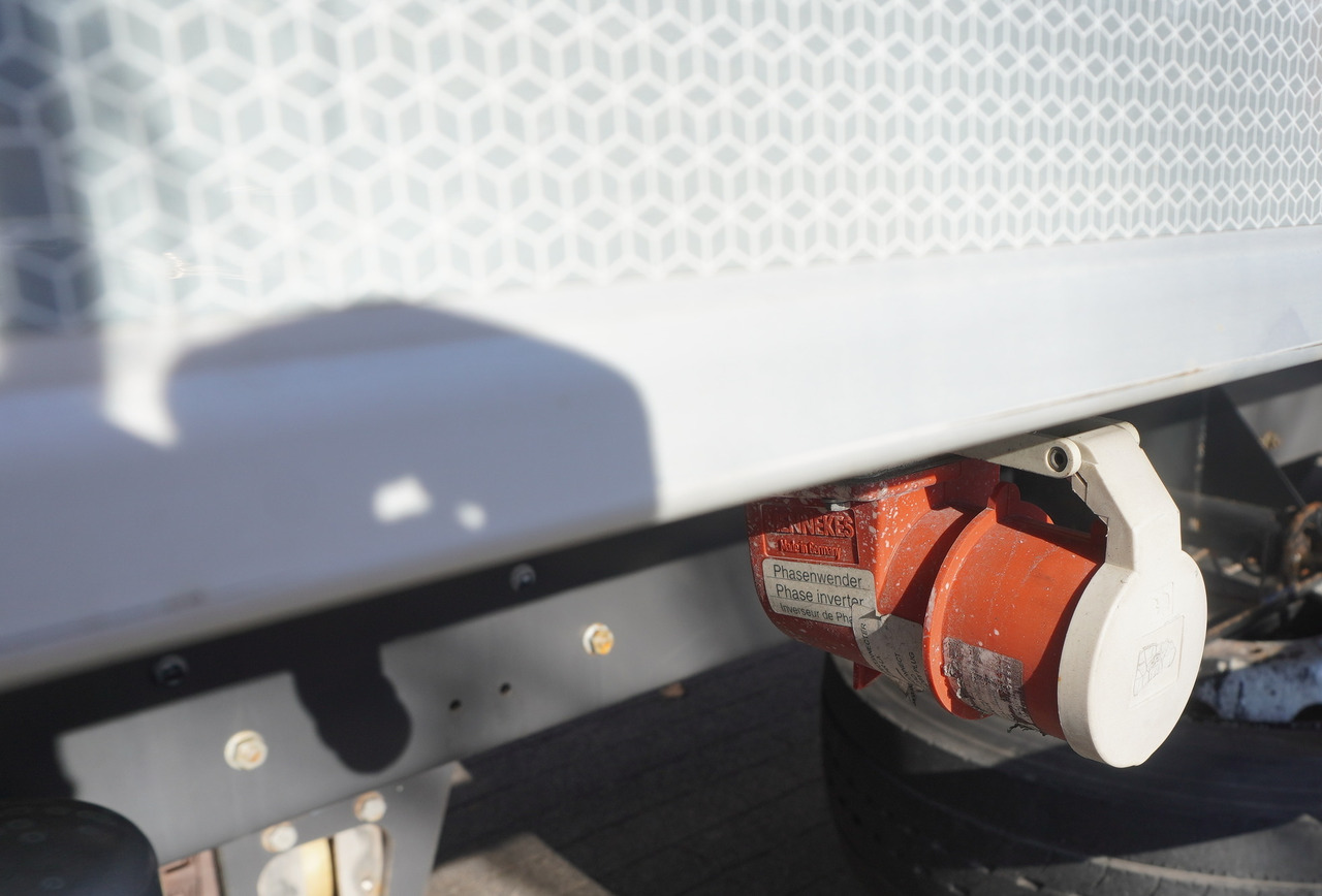 Refrigerator truck RENAULT D19 Wide 4x2 E6 / Lamberet 22 EPAL refrigerator / Multitemperature / Carrier Supra 1250 MT: picture 9 Refrigerator truck RENAULT D19 Wide 4x2 E6 / Lamberet 22 EPAL refrigerator / Multitemperature / Carrier Supra 1250 MT: picture 9