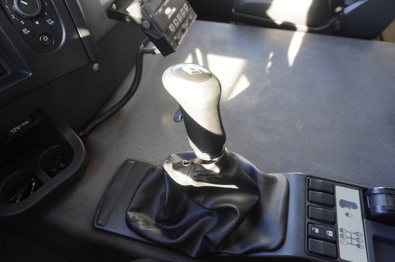 Refrigerator truck RENAULT D19 Wide 4x2 E6 / Lamberet 22 EPAL refrigerator / Multitemperature / Carrier Supra 1250 MT: picture 22 Refrigerator truck RENAULT D19 Wide 4x2 E6 / Lamberet 22 EPAL refrigerator / Multitemperature / Carrier Supra 1250 MT: picture 22