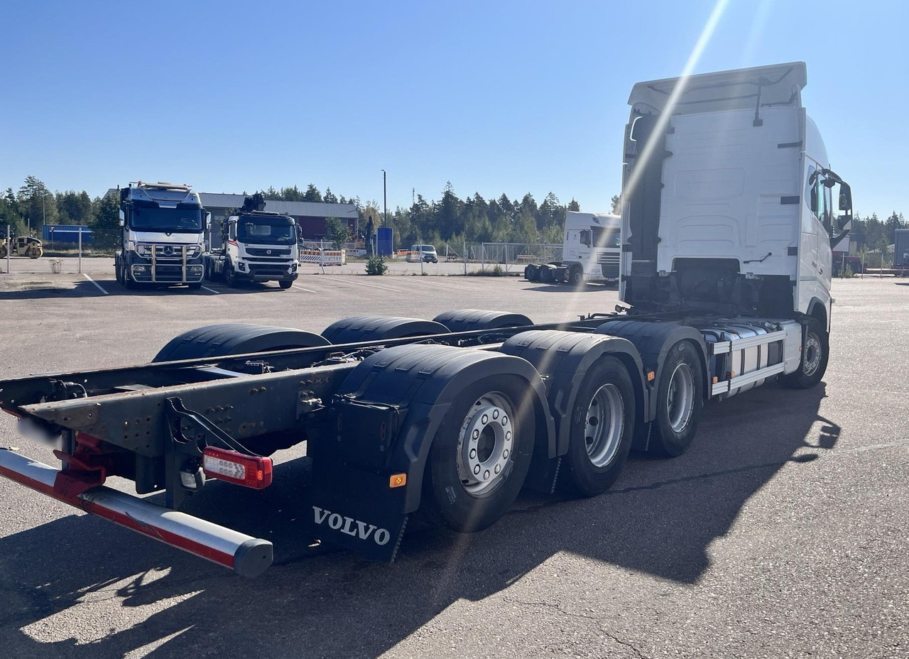 VOLVO FH 650 8x4 / Truck chassis / Sleeper cab - Crane truck: picture 3 VOLVO FH 650 8x4 / Truck chassis / Sleeper cab - Crane truck: picture 3